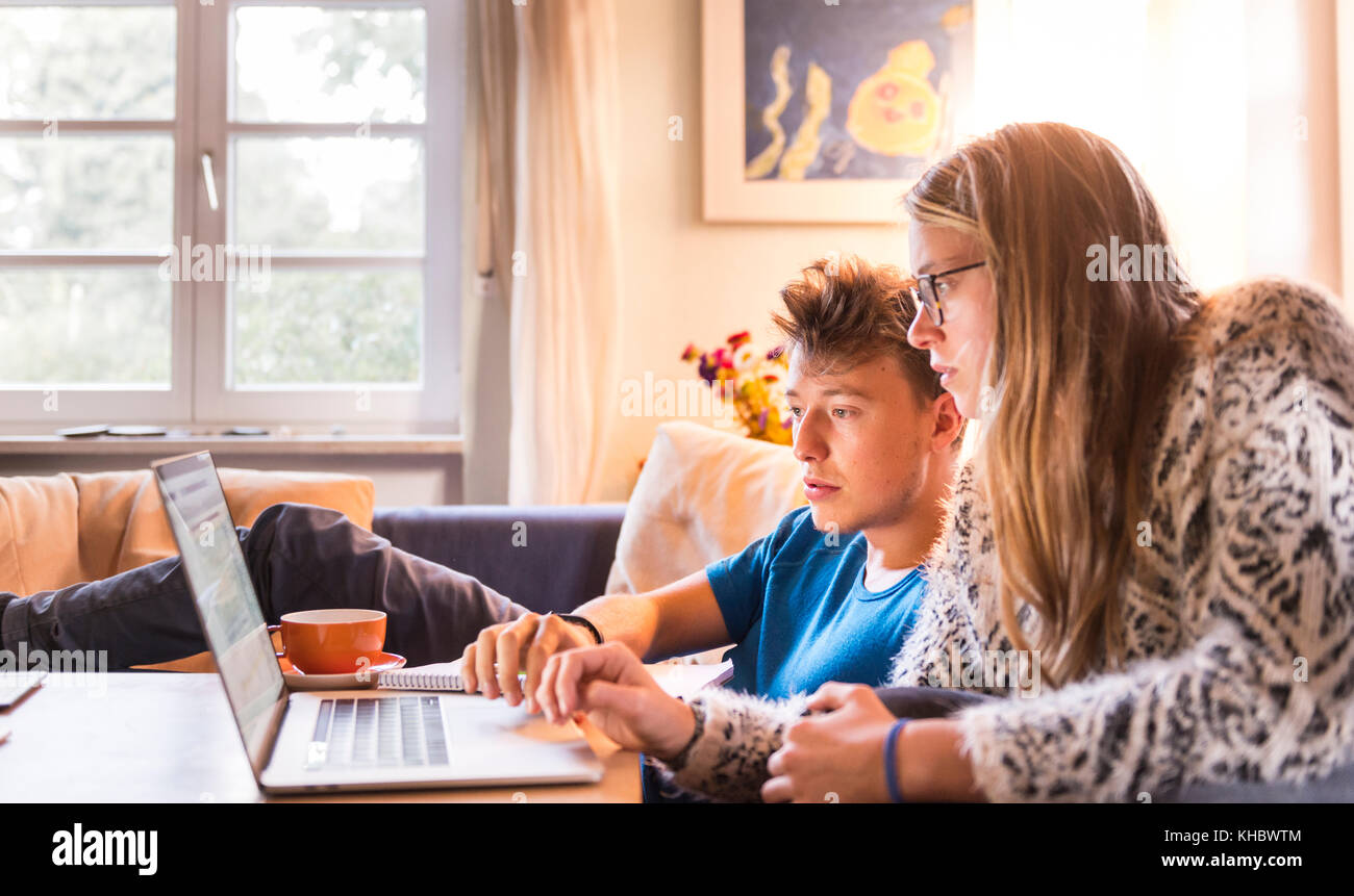 Zwei Studierende vor dem Laptop sitzen, Lernen am Computer, München, Deutschland Stockfoto