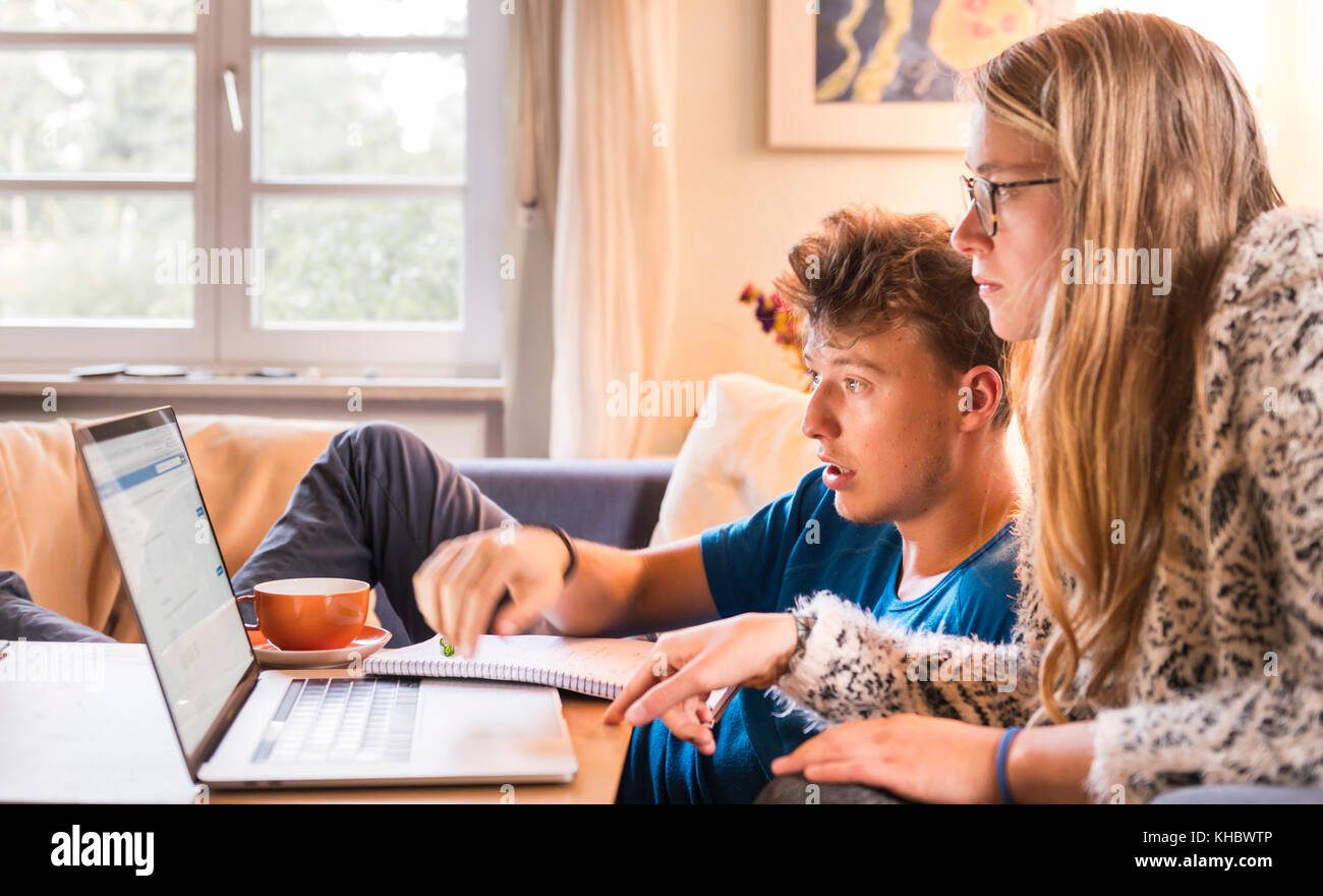 Zwei Studierende vor dem Laptop sitzen, Lernen am Computer, München, Deutschland Stockfoto