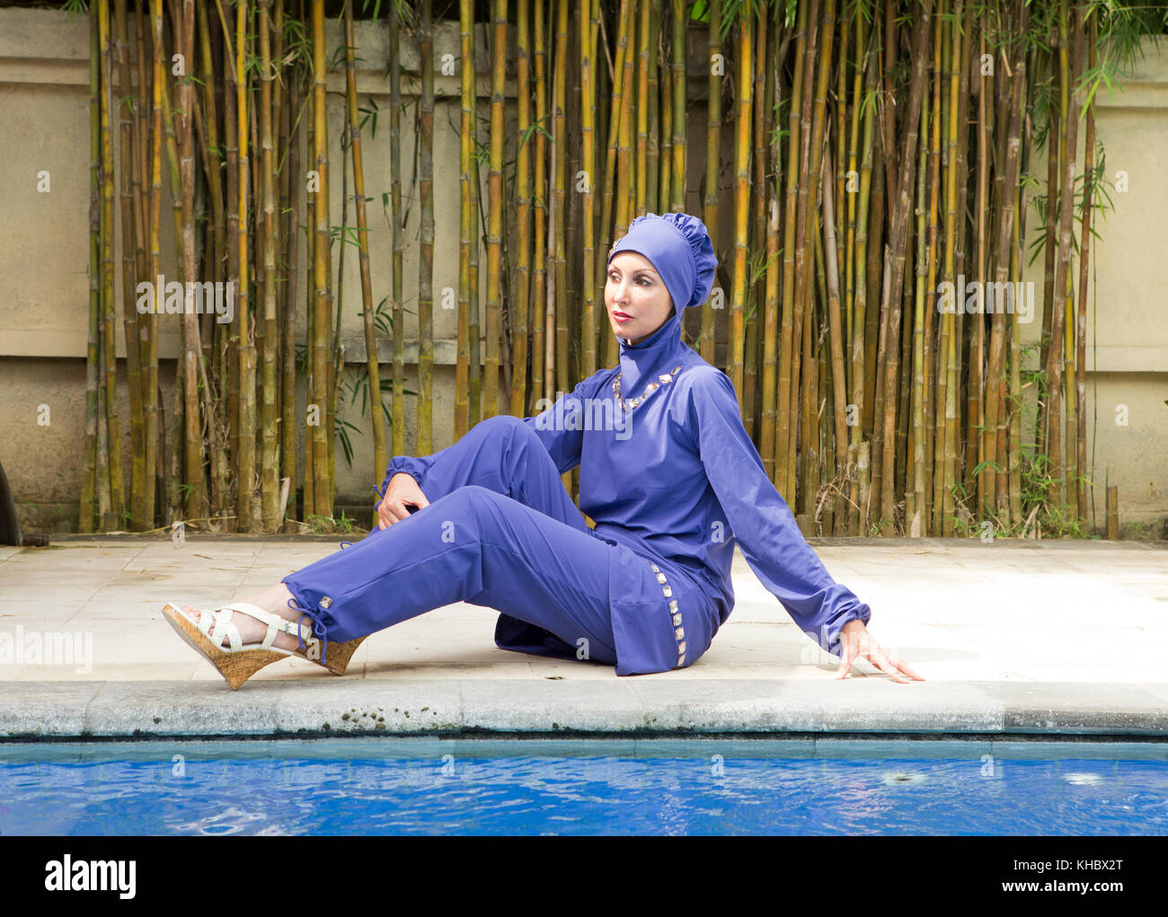 Attraktive Frau in eine muslimische Bademode Burkini im Schwimmbad  Stockfotografie - Alamy