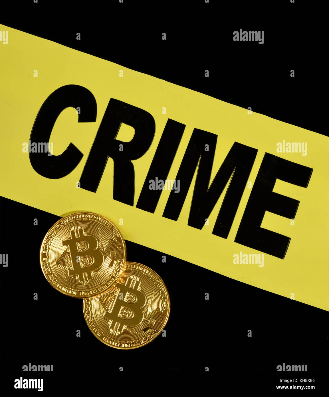 Symbol Bild digitale Währung, Gold physischen Münze bitcoin und Tatort Barriere Stockfoto