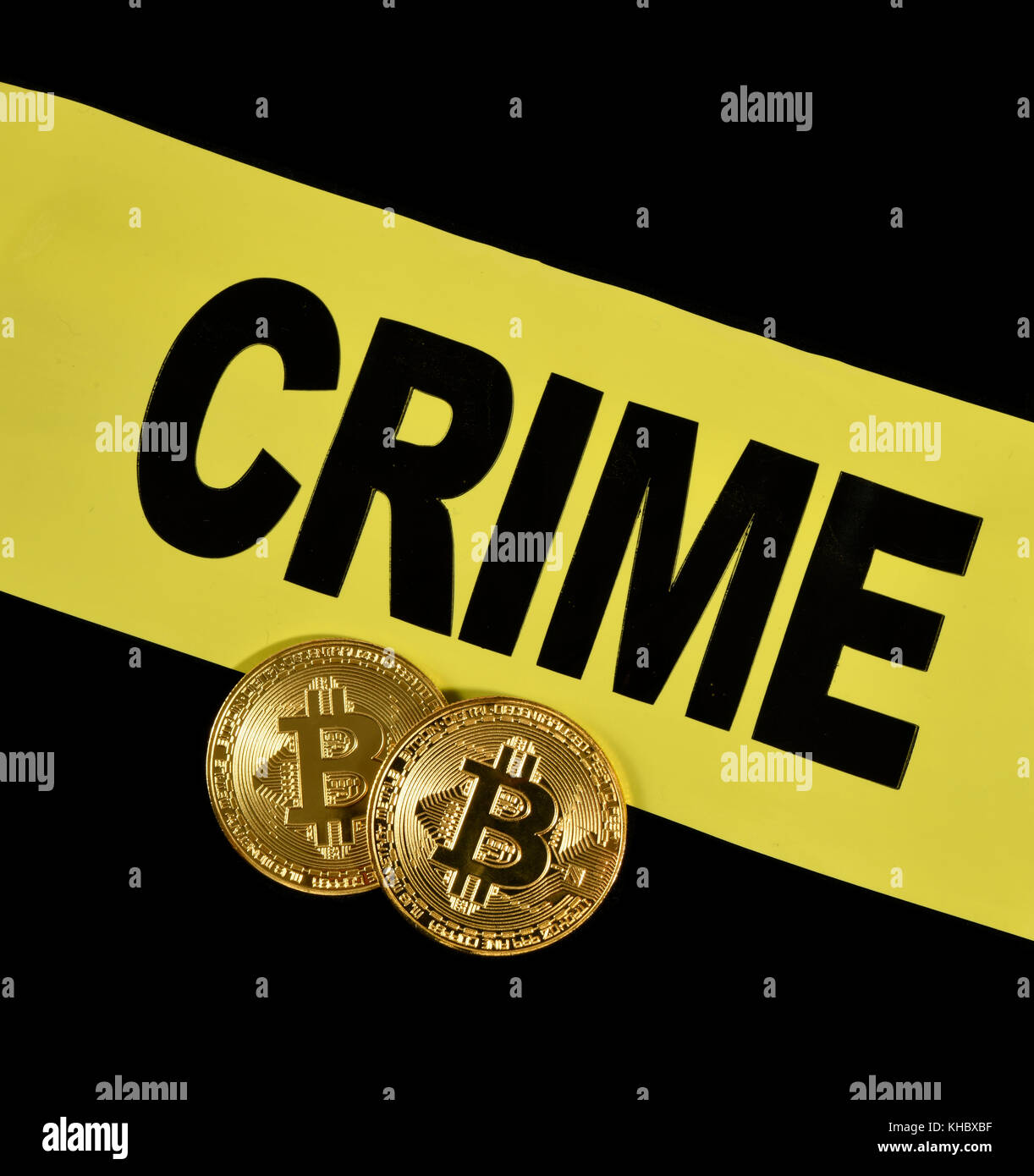 Symbol Bild digitale Währung, Gold physischen Münze bitcoin und Tatort Barriere Stockfoto