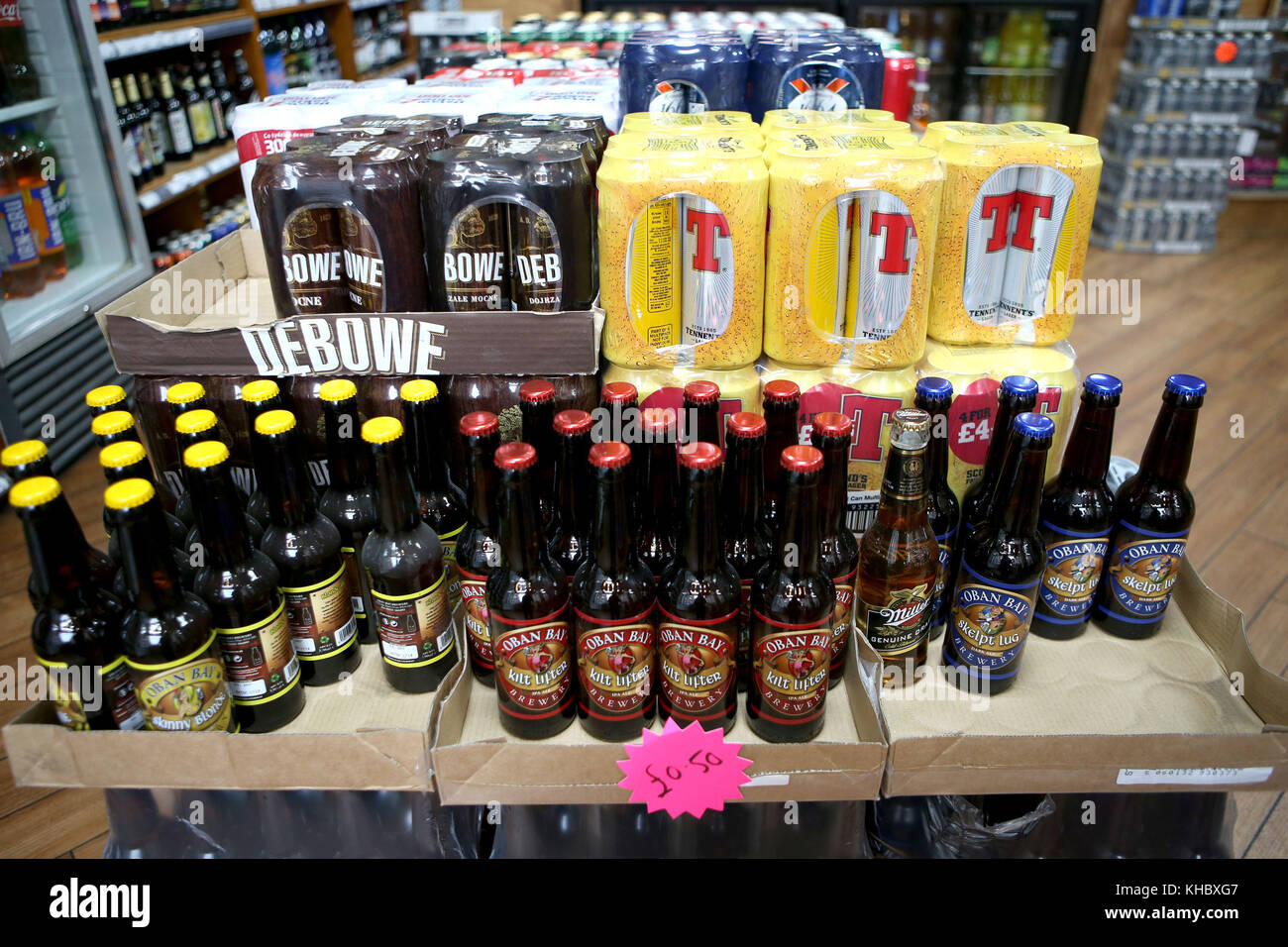 Alkohol zum Verkauf in einem Geschäft mit Auslizenzierung in Edinburgh, da Schottland das erste Land der Welt sein wird, das Mindesteinheitspreise für Alkohol einführt. Stockfoto