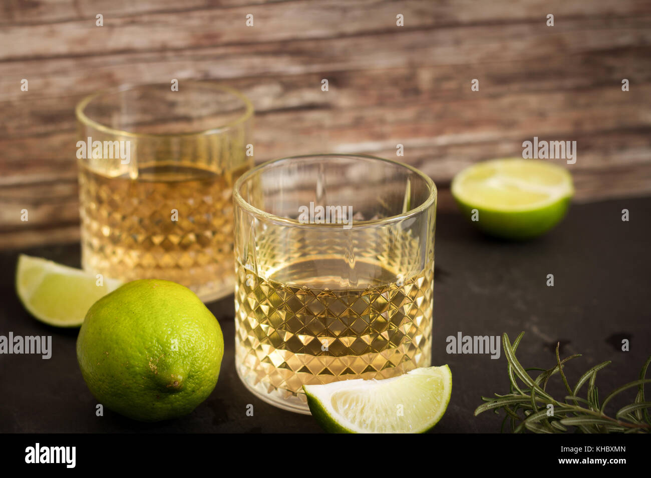 Alkohol im Glas mit Kalk Stockfoto