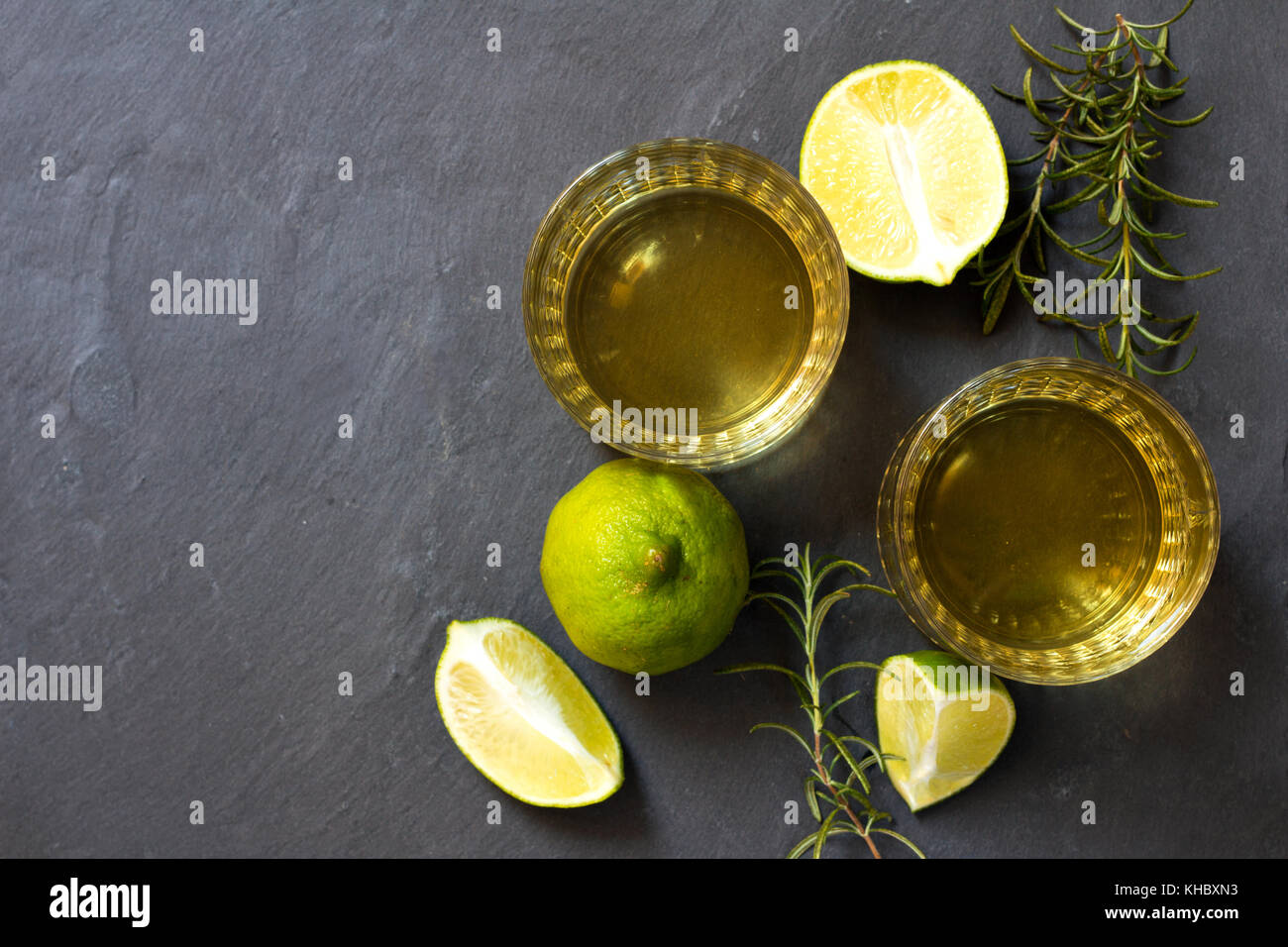 Tequila shot mit Kalk Stockfoto