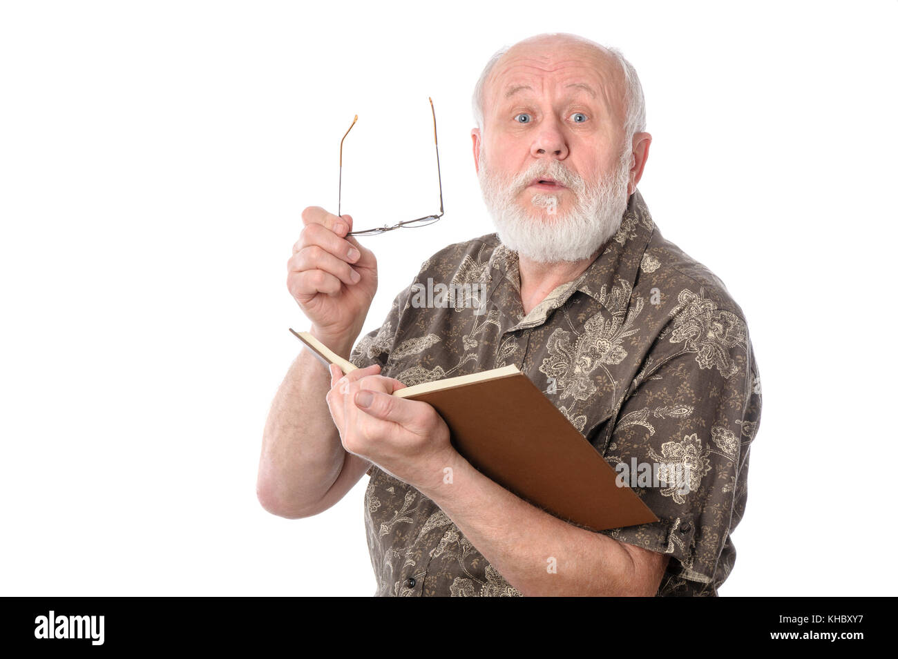 Älterer Mann mit Brille und Buch Stockfoto