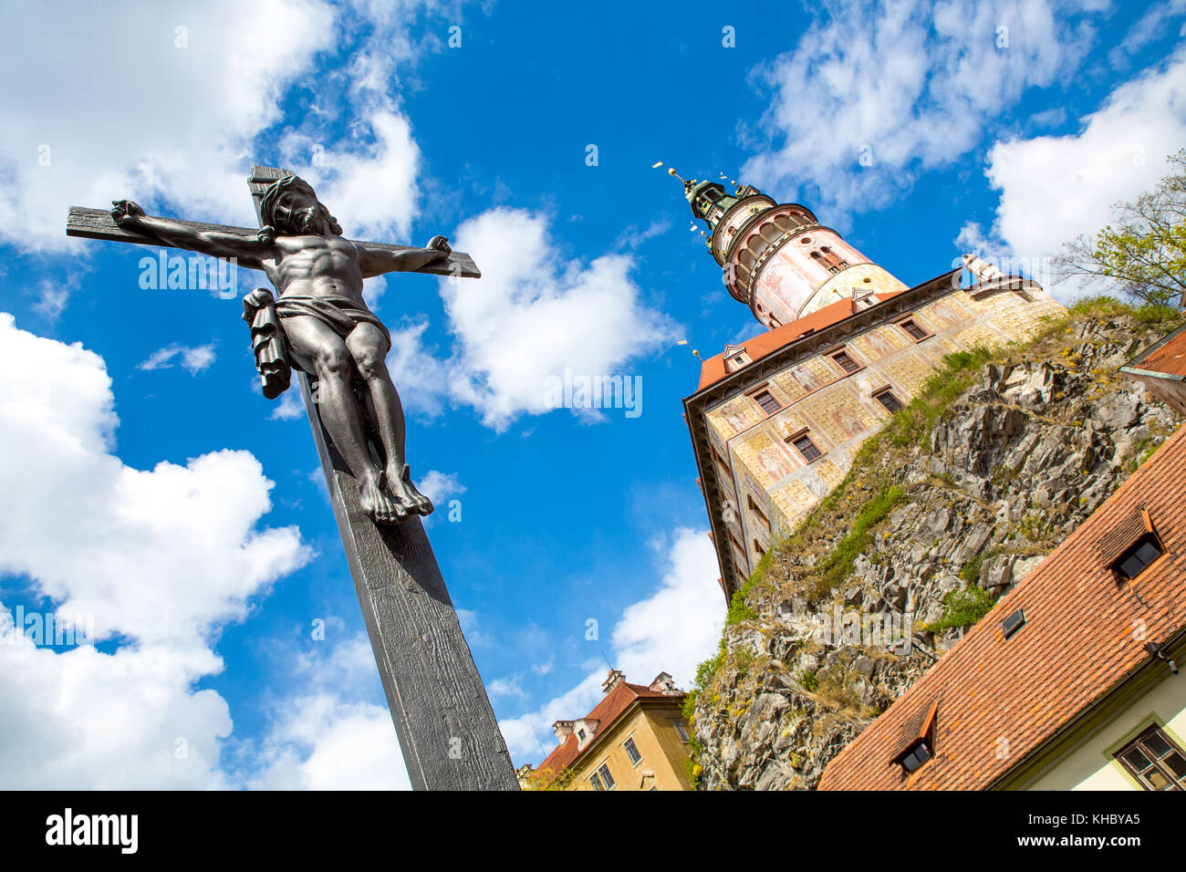 Christus am Kreuz neben dem Schloss in Cesky Krumlov, Tschechische Republik, Europa an einem sonnigen Tag. Stockfoto