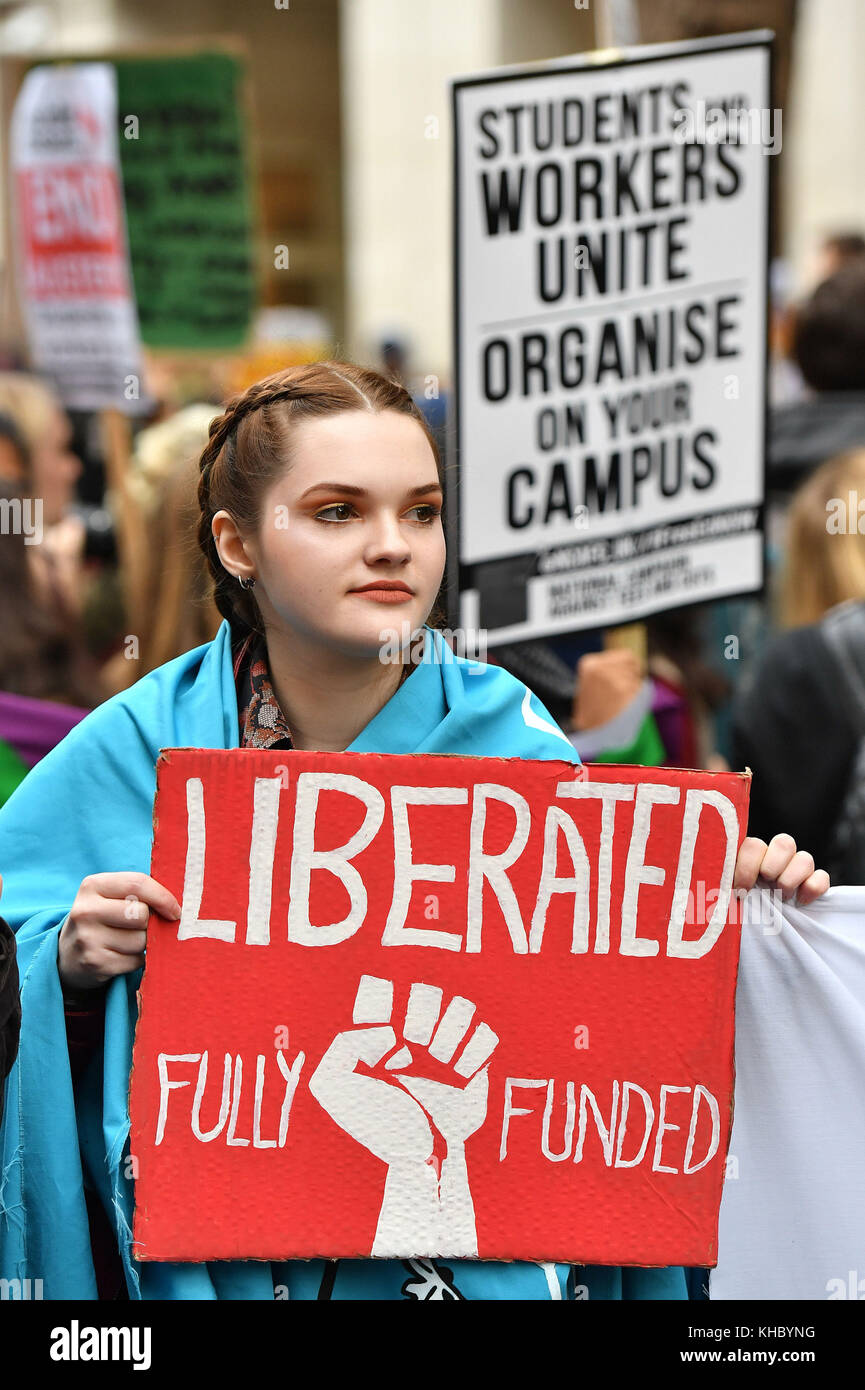 Studenten nehmen an einem Protest gegen Studiengebühren in der Nähe von Holborn, London, Teil. Stockfoto