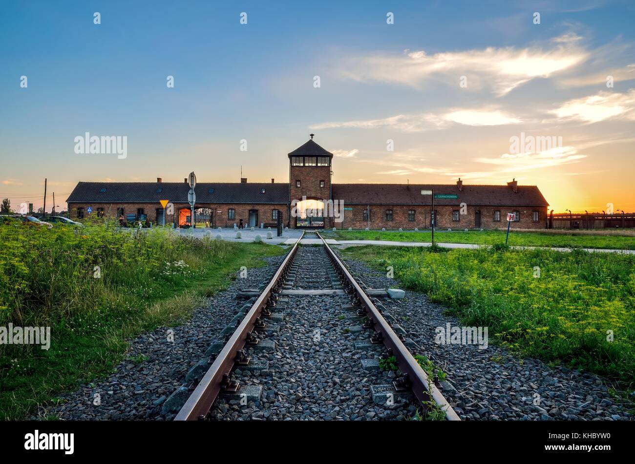 OSWIECIM, POLEN - 29. JULI 2017: Haupttor des Konzentrationslagers Auschwitz Birkenau in Oswiecim, Polen. Stockfoto