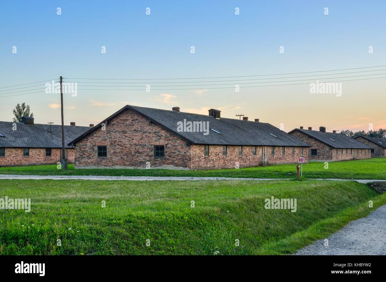 OSWIECIM, POLEN - 29. JULI 2017: Gebäude im Konzentrationslager Auschwitz Birkenau in Oswiecim, Polen. Stockfoto