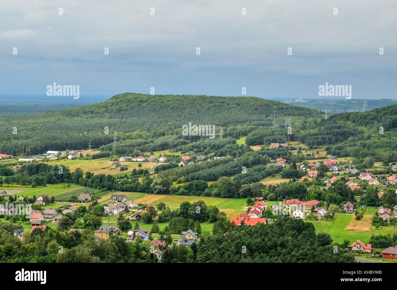 Sommer Landschaft. Häuser in die Landschaft inmitten der grünen Hügel. Stockfoto