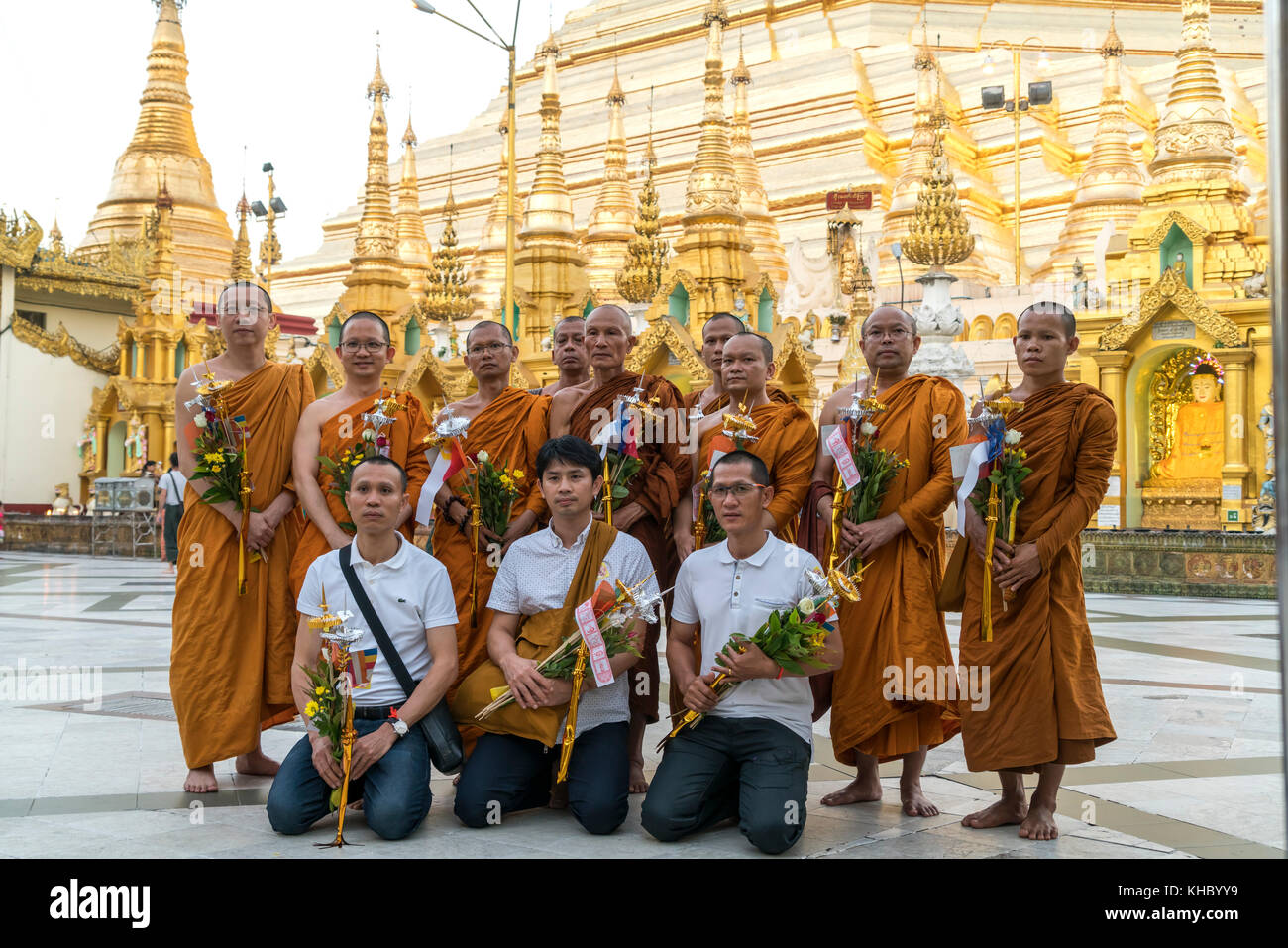 Buddhistische Mönche in der Shwedagon Pagode in Yangon oder Rangun, Myanmar, Asien | Buddhistische Mönche an der Shwedagon Pagode in Yangon oder Rangun, m Stockfoto