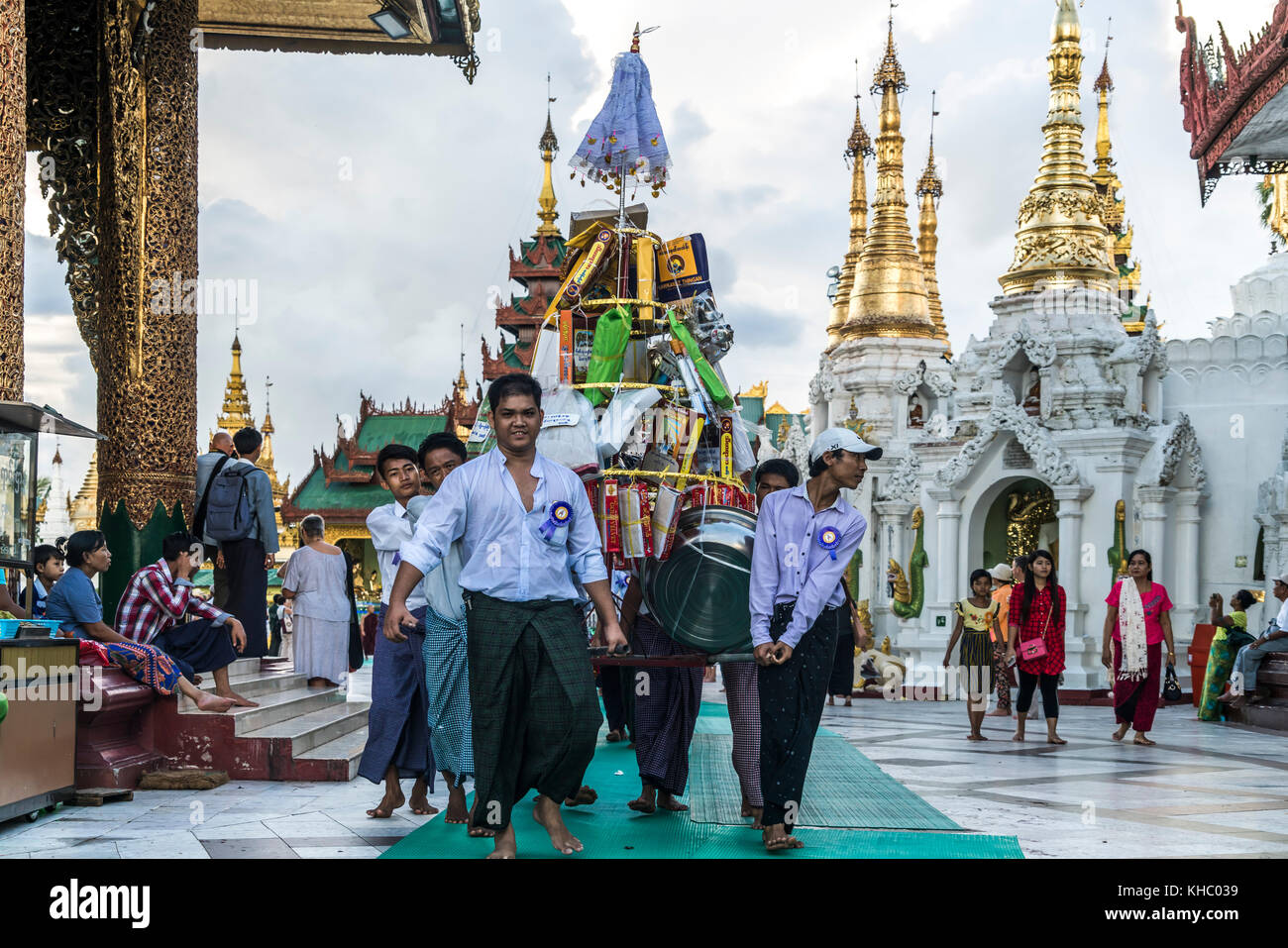 Buddhisten mit Opfergaben in der Shwedagon Pagode in Yangon oder Rangun, Myanmar, Asien | buddhsits Durchführung Angebote, Shwedagon Pagode in Yangon Stockfoto