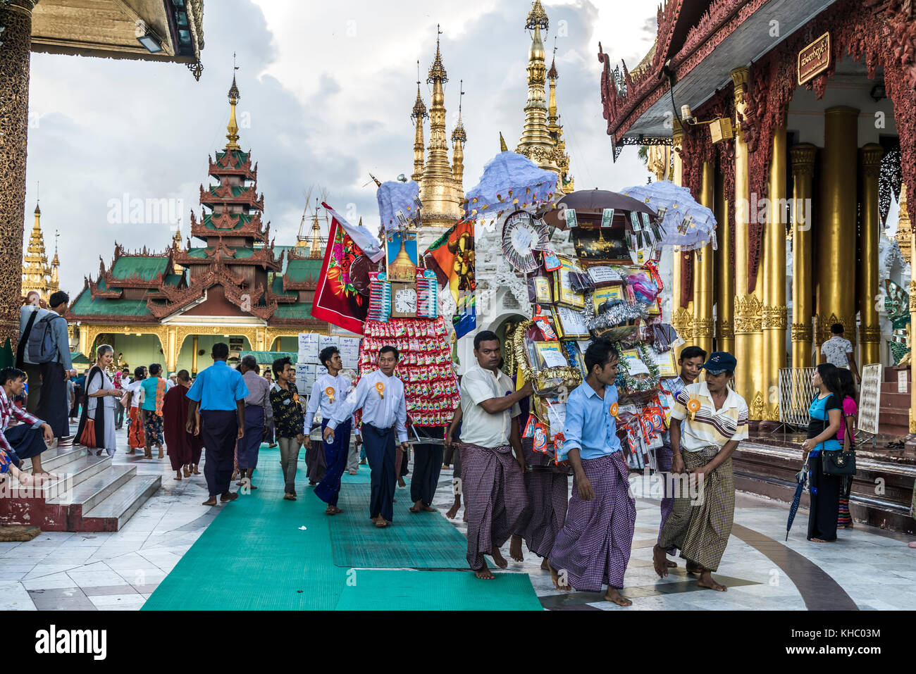 Buddhisten mit Opfergaben in der Shwedagon Pagode in Yangon oder Rangun, Myanmar, Asien | buddhsits Durchführung Angebote, Shwedagon Pagode in Yangon Stockfoto