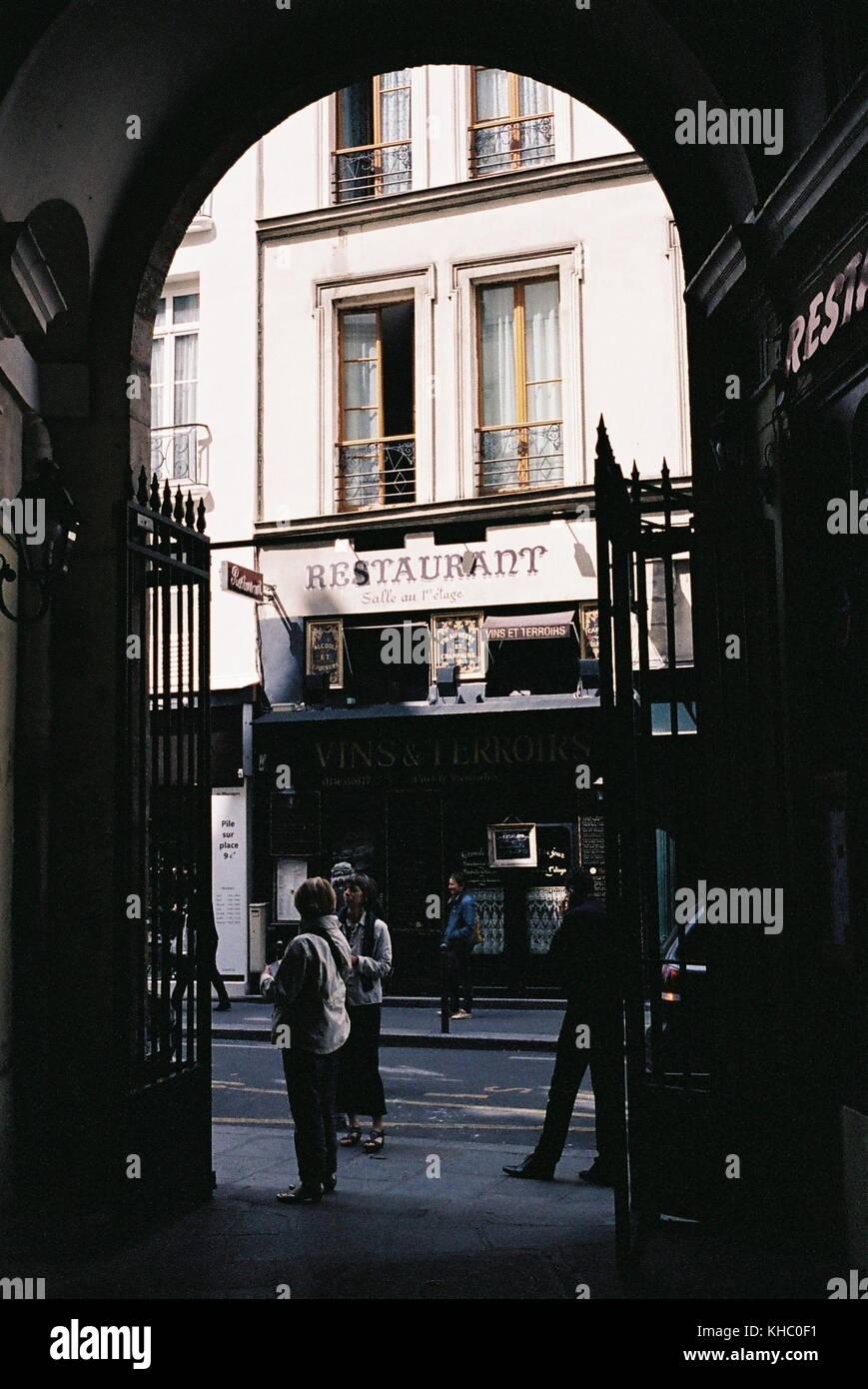 AJAXNETPHOTO. 6. APRIL 2006. PARIS, Frankreich. - PASSAGE VERDEAU hinteren Eingang. Foto: Jonathan Eastland/AJAX REF: CD1555 5 Stockfoto