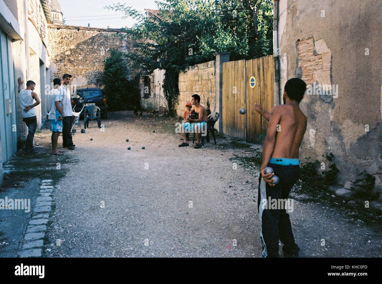 AJAXNETPHOTO. 2013. RIBERAC, Frankreich. - Hinterhof BOULE - das Spiel BOULE IN EINEM INNENHOF. Foto: Jonathan Eastland/AJAX REF: CD 6779 32 Stockfoto