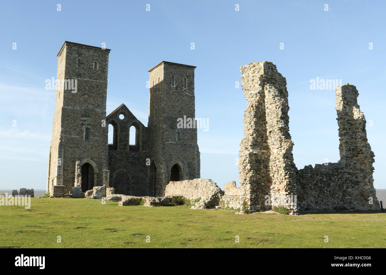 Reculver towers römischen Saxon Shore fort und bleibt der Kirche aus dem 12. Jahrhundert unterboten die Erosion der Küsten. Stockfoto