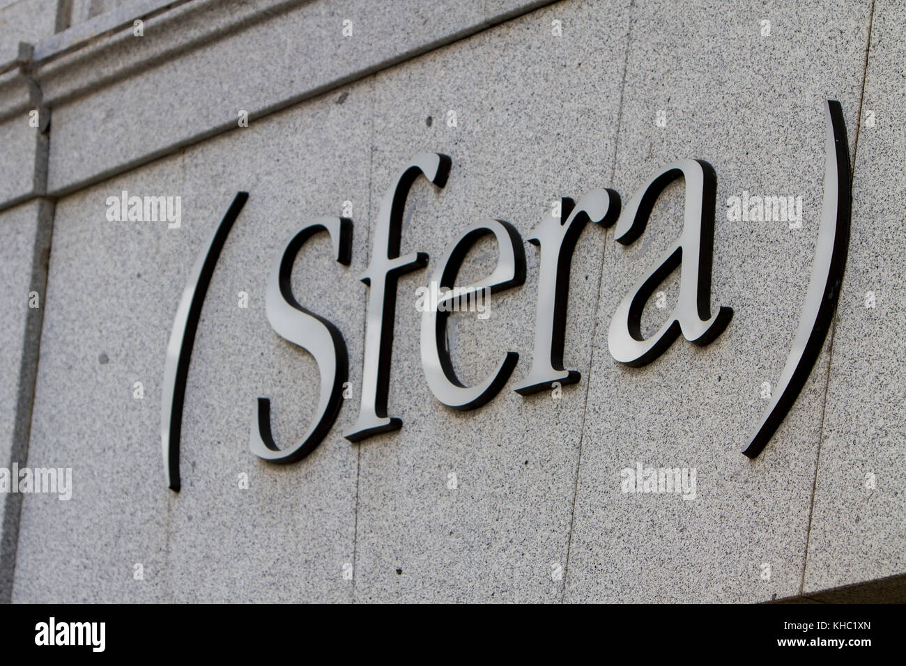 Detail des Sfera Stores in Madrid, Spanien. Es ist eine spanische Fast-Fashion-Marke mit 216 Geschäften auf der ganzen Welt. Stockfoto