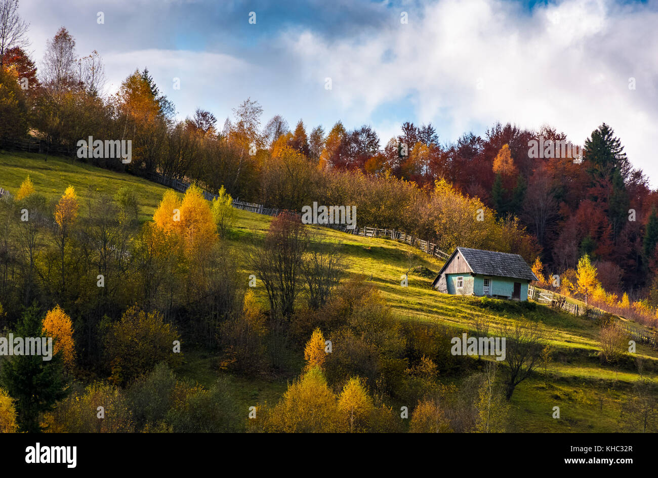 Haus im Herbst Wald am Hang aufgegeben. schöne Landschaft Landschaft auf schönem Wetter Herbst Tag Stockfoto