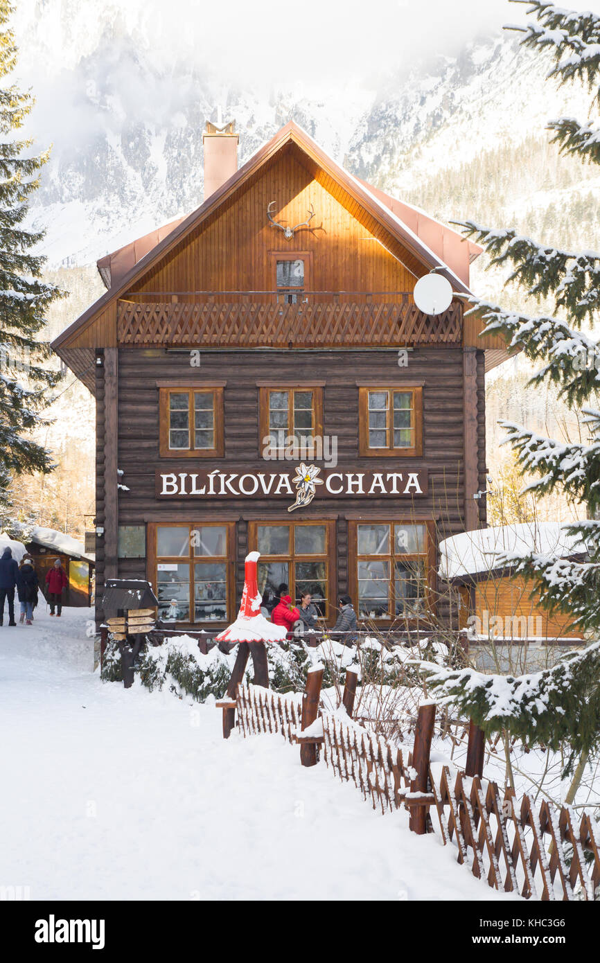 Hohe Tatra, Slowakei - Januar 2016: Winter Wanderer in der Nähe von bilikova Chata in Hohe Tatra, Slowakei. Stockfoto
