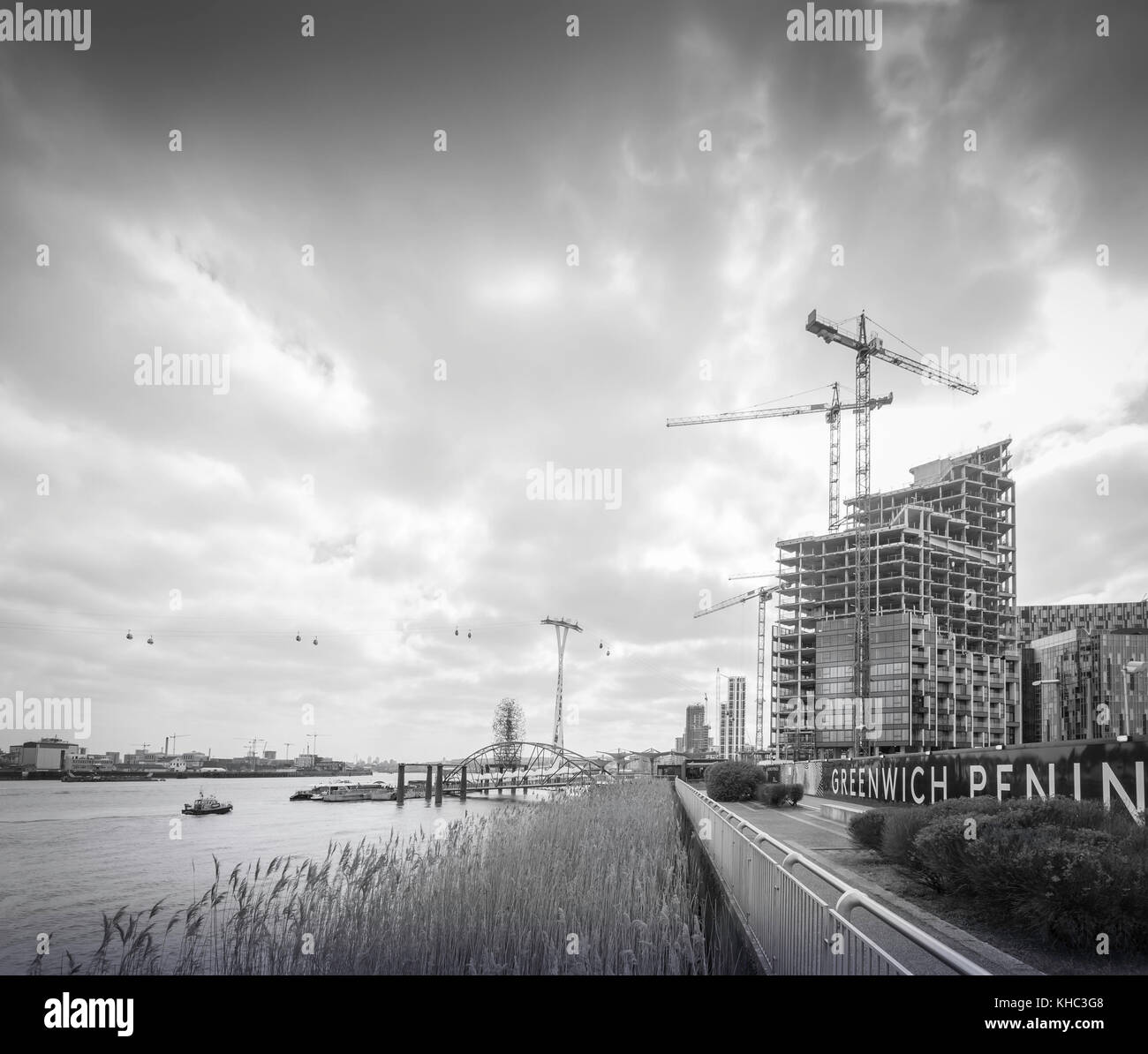 Am Ufer der Greenwich Peninsula, London, Großbritannien, wird gebaut. Stockfoto