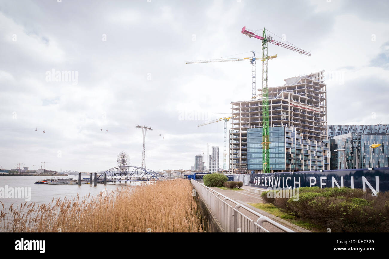 Am Ufer der Greenwich Peninsula, London, Großbritannien, wird gebaut. Stockfoto