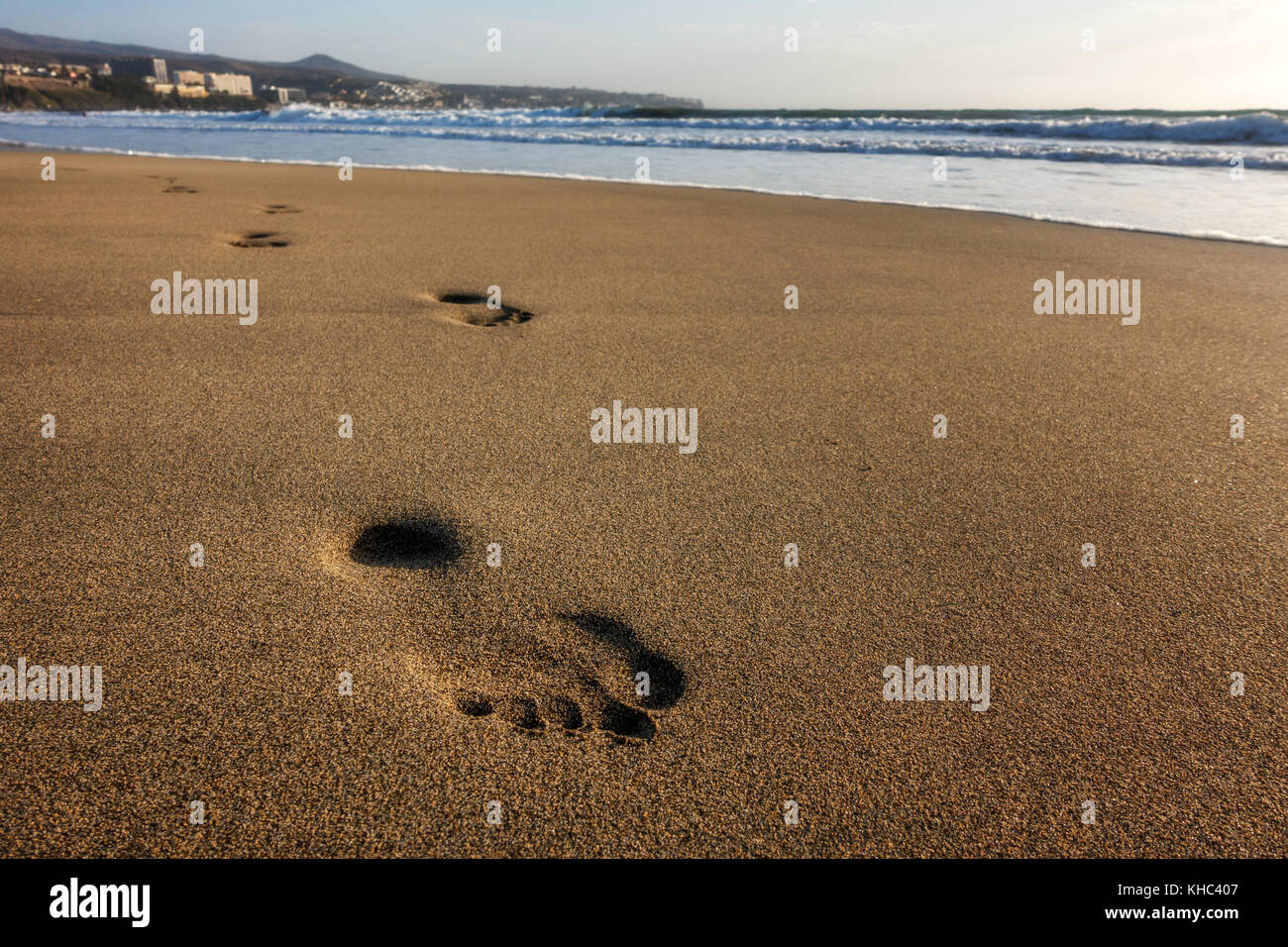 Einsame Spuren im Sand - einer Person Spuren auf einer sauberen Strand am Meer, Playa del Ingles, Küste und Meer, Gran Canaria, Kanarische Inseln Stockfoto