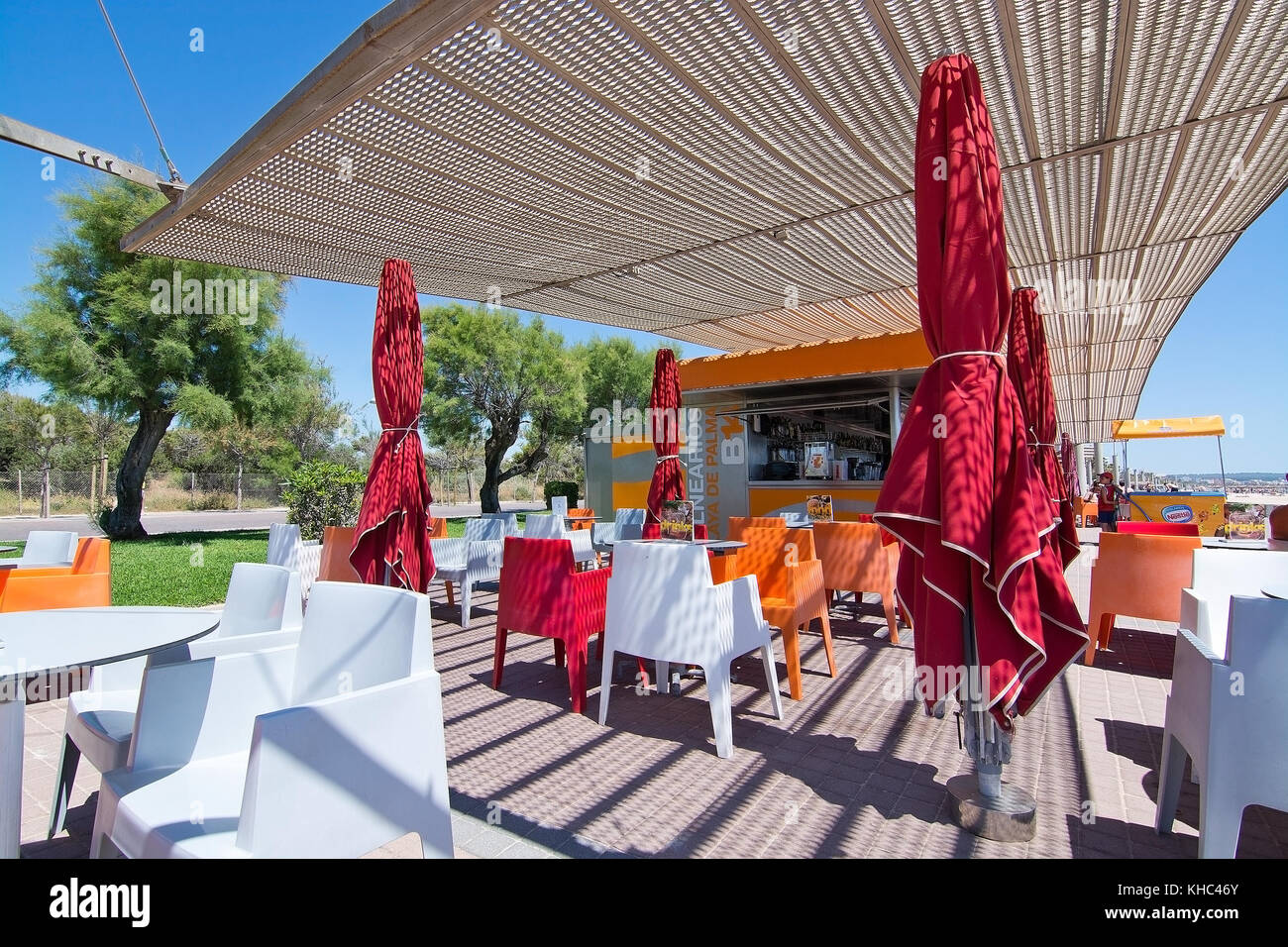 Palma de Mallorca, Balearen, Spanien - 25. Mai 2017: Sitze in einem Der balneario Cafes an der Playa de Palma Beach Mai 25, 2017 in Palma de mallor Stockfoto