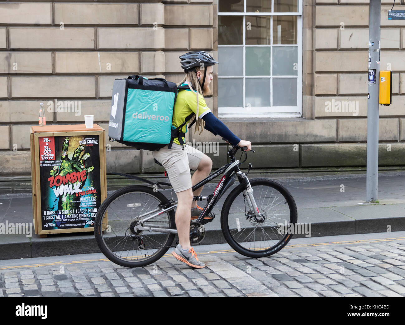 Deliveroo Reiter auf der Royal Mile in Edinburgh, Schottland. Großbritannien Stockfoto