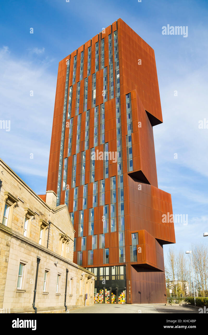 Broadcasting Tower, Studentenunterkunft in Leeds, West Yorkshire. UK. Ehemaliges BBC Broadcasting House im Vordergrund. Stockfoto