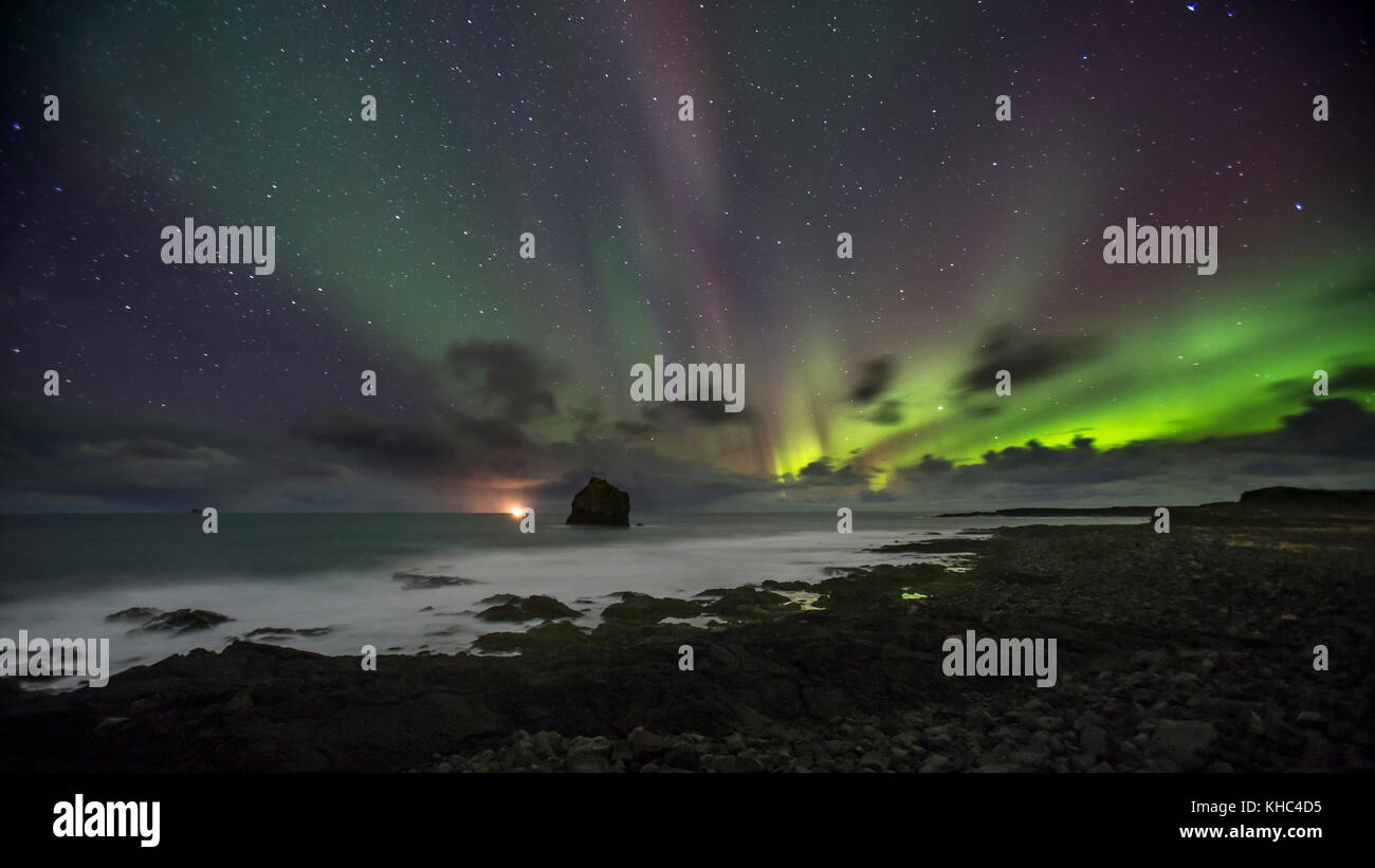 Karlinn meer Stack auf der Halbinsel Reykjanes, mit Northern Lights. Stockfoto