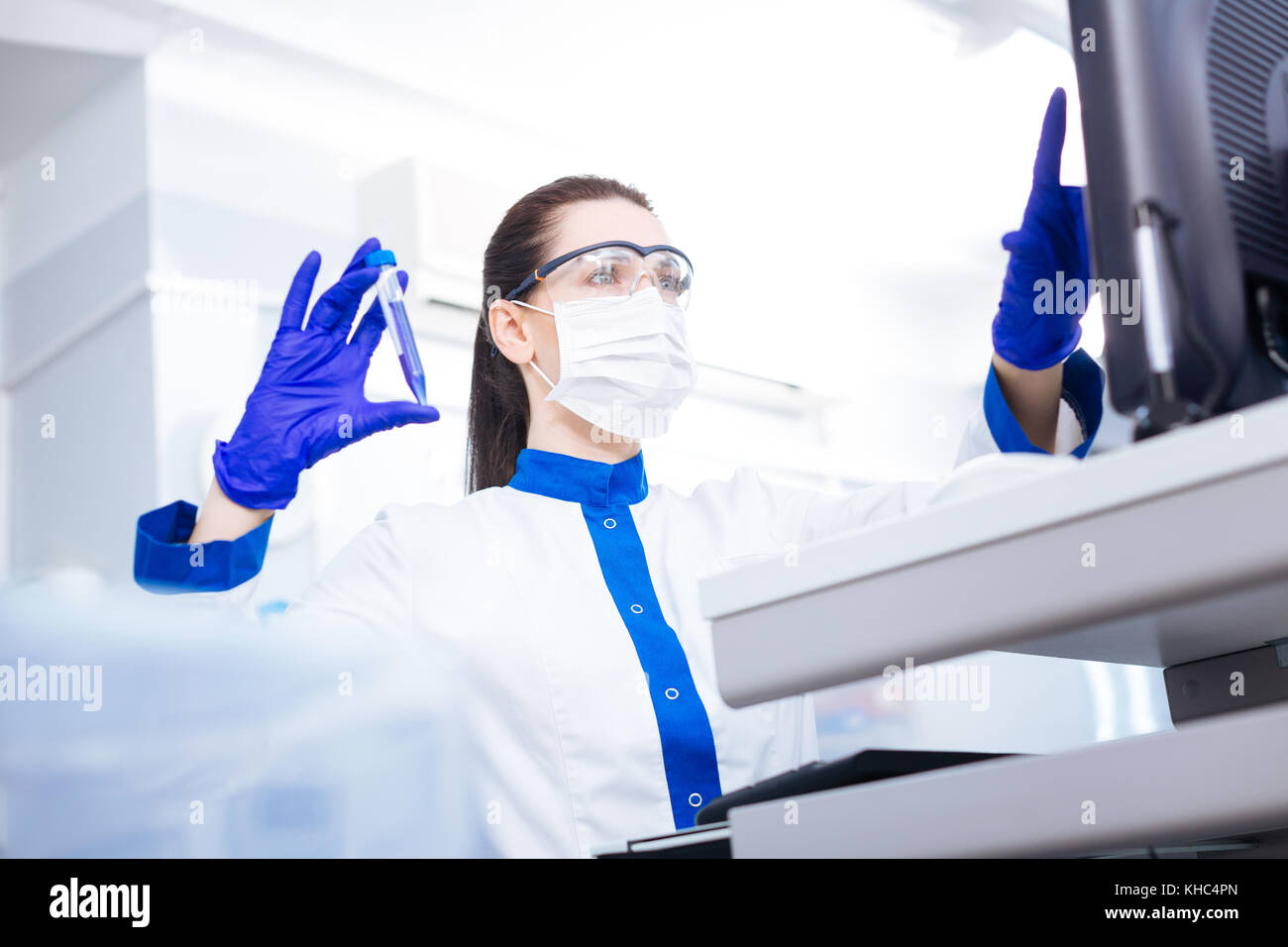 Schöne konzentrierte Lab Assistant nach Informationen suchen Stockfoto