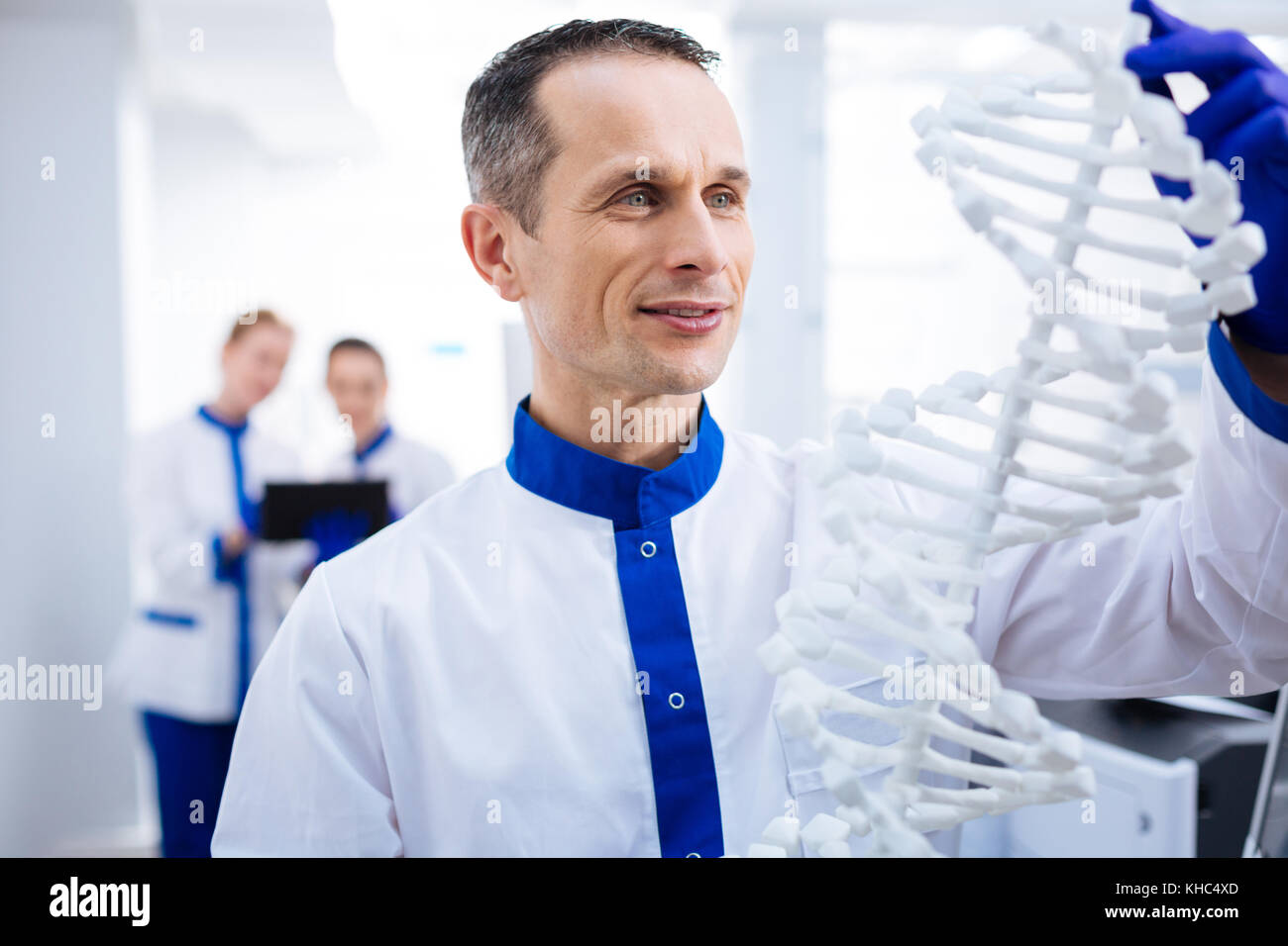 Zufriedene Wissenschaftler fasziniert die Durchführung von DNA-Tests Stockfoto