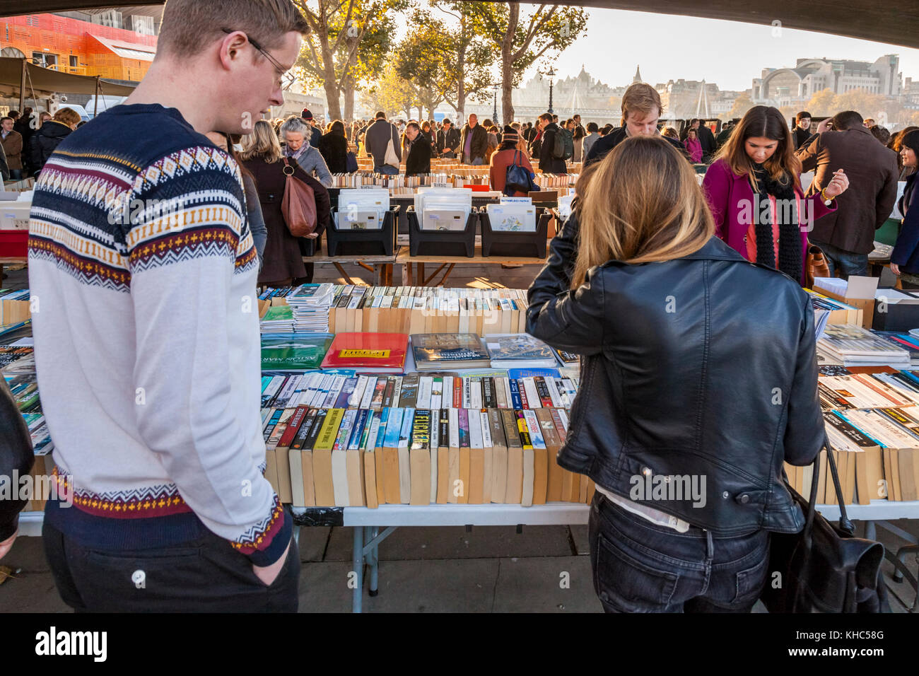 Die Leute, die auf der Suche nach Second Hand Bücher zum Verkauf bei den verwendeten Buch Markt unterhalb der Waterloo Bridge, London, England, Großbritannien Stockfoto