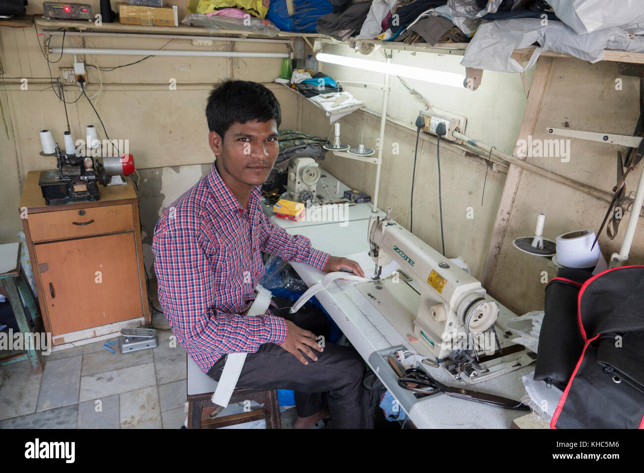 Maßgeschneidert auf seine Nähmaschine in Mumbai, Indien Stockfoto