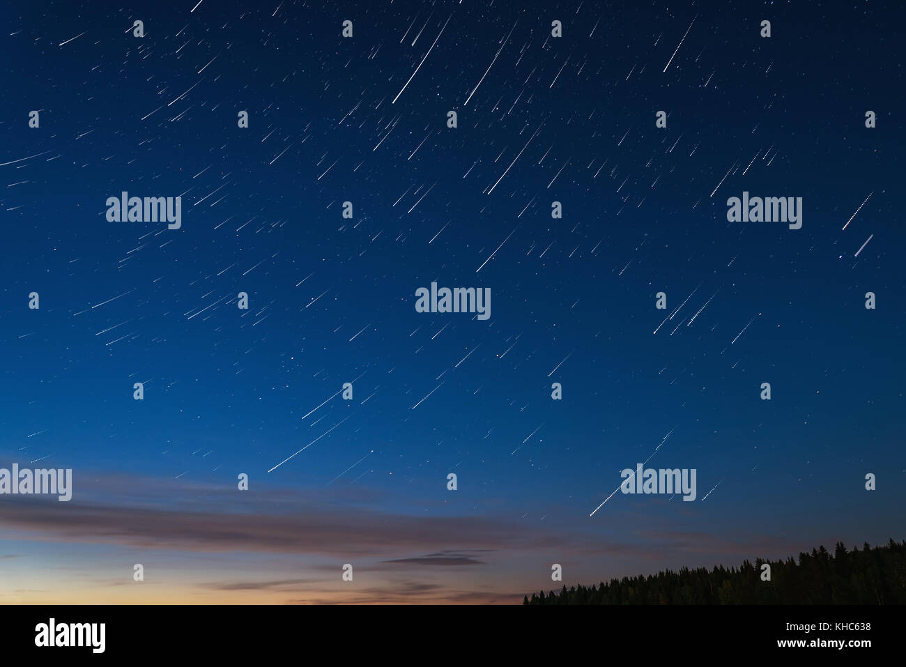 Abstract dekorative Hintergrund mit Spuren von Stars gegen den Nachthimmel, Schuß lange Belichtung Stockfoto