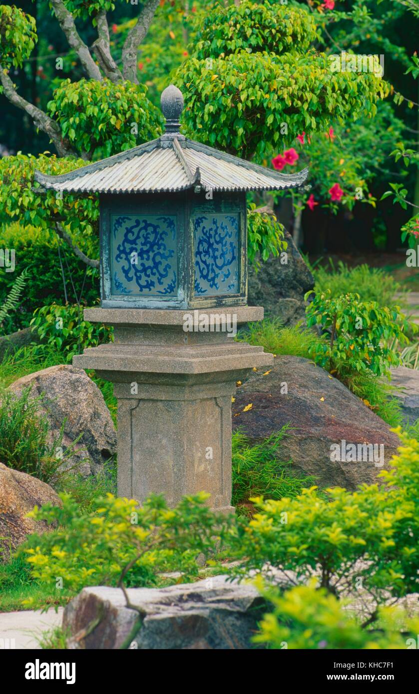 Chinesische Laterne, Ornament, blau, Blumen, Steine, Garten, Park, Chinesischen  Garten, Singapur *** local Caption *** chinesische Laterne, Ornament, blau,  flowe Stockfotografie - Alamy