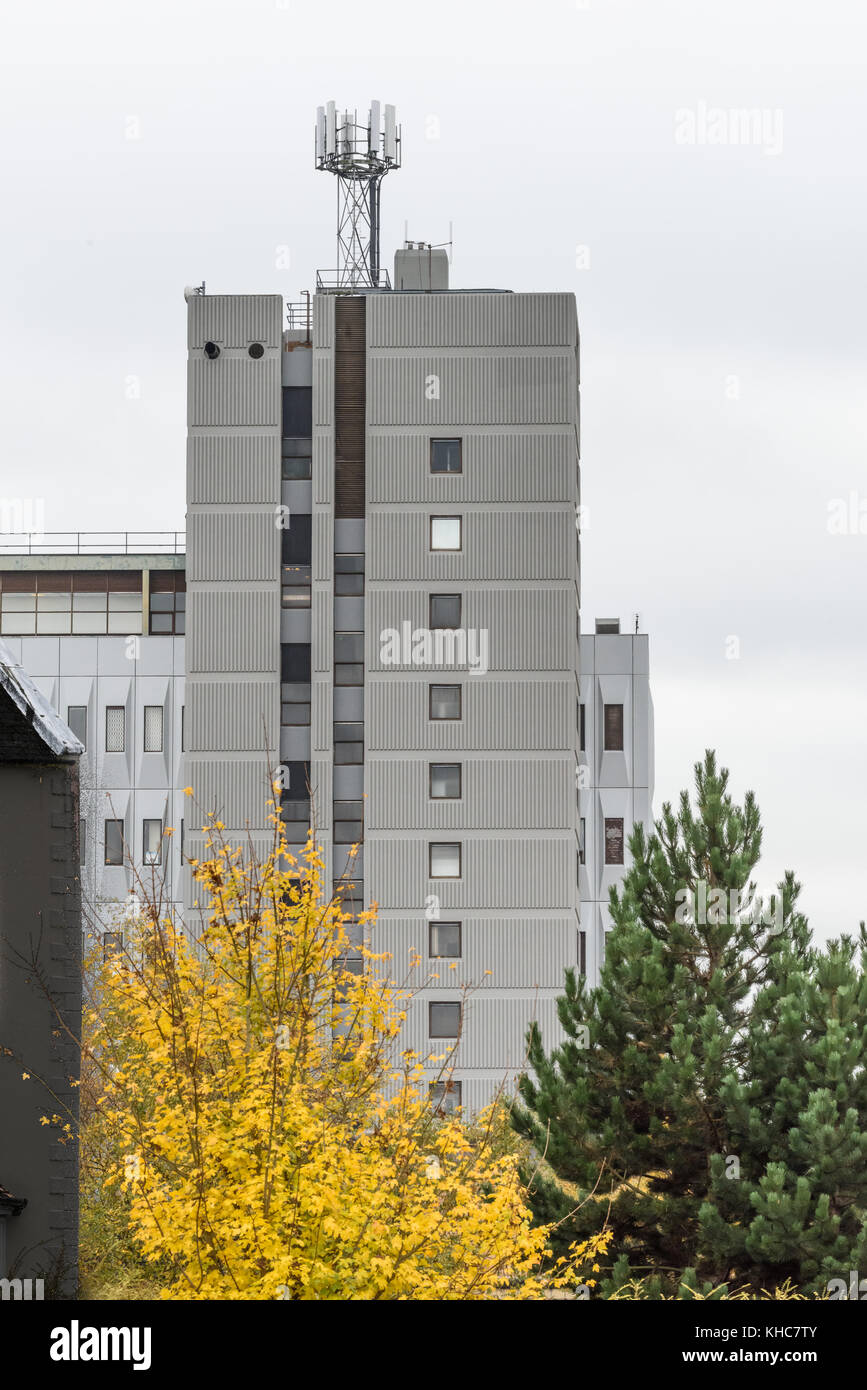Elektronische Kommunikation Equipment auf dem Post Beton Turm Gebäude an der Kettering, England. Stockfoto