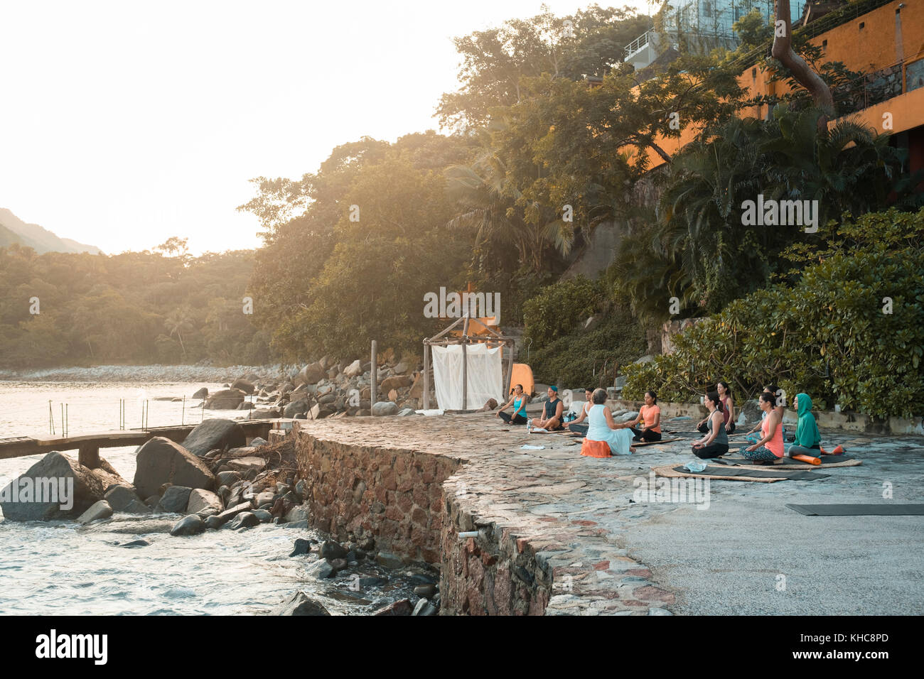 Gruppe aus mehreren Erwachsene Meditation im Freien. Yoga Retreat - mismaloya Puerto Vallarta, Mexiko Stockfoto