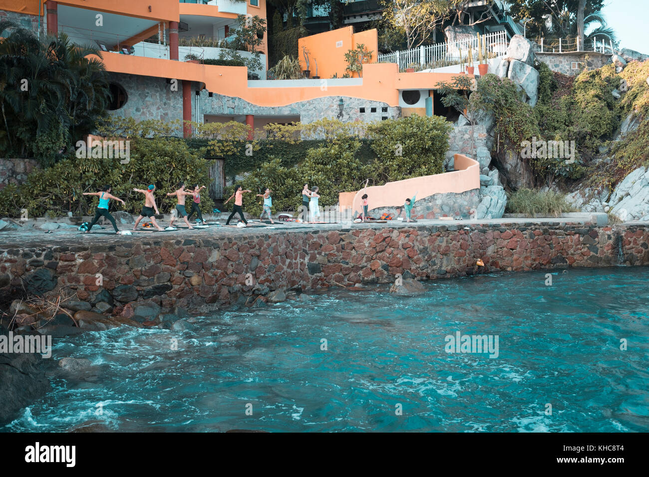 Gruppe von mehreren Menschen trainieren. Yoga Retreat - mismaloya Puerto Vallarta, Mexiko. Horizontale Foto. Stockfoto