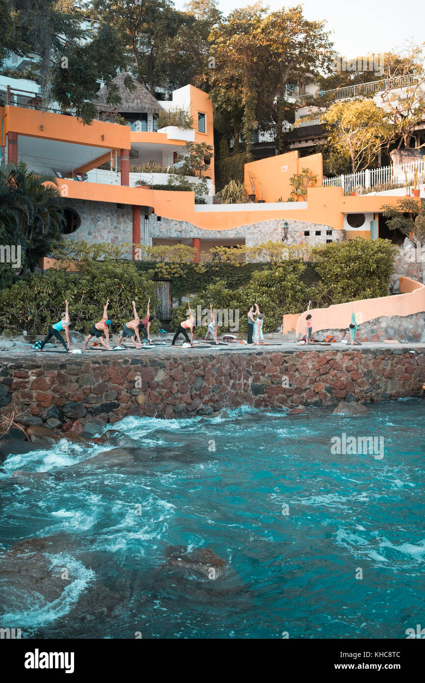 Gruppe von mehreren Menschen trainieren. Yoga Retreat - mismaloya Puerto Vallarta, Mexiko Stockfoto