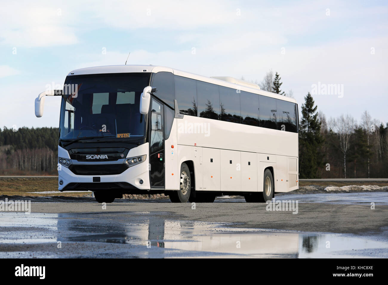 Mariehamn, Finnland - 12. März 2017: Neue, weiße Scania interlink Coach Bus auf nassem Asphalt Yard im frühen Frühling im Süden Finnlands geparkt. Stockfoto