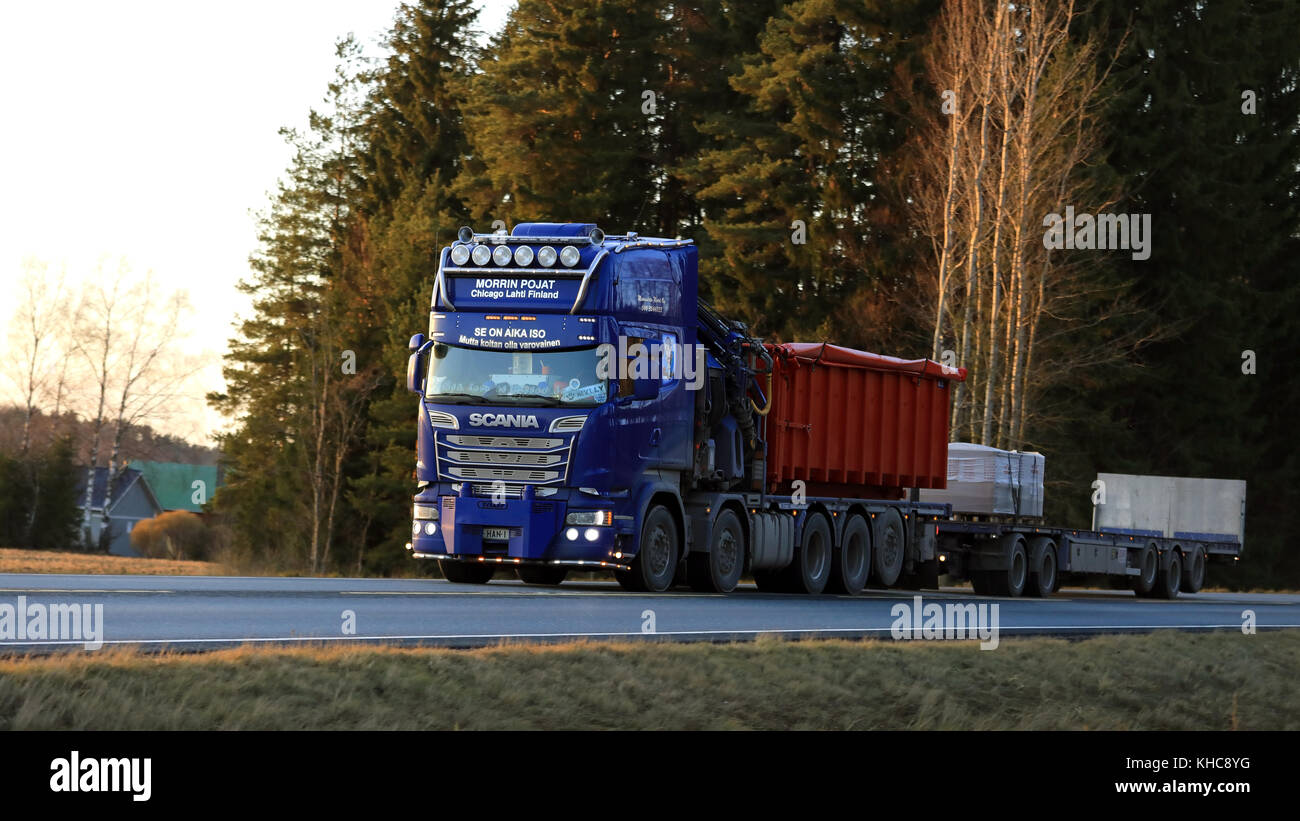 HUMPPILA, Finnland - 10. NOVEMBER 2017: Blauer Scania Truck von morrin Maansiirto Oy Lkw auf der Autobahn bei Sonnenuntergang im Süden Finnlands. Stockfoto