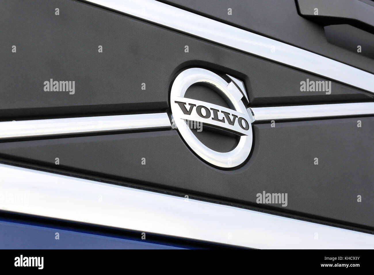 Mariehamn, Finnland - 12. MÄRZ 2017: Der Volvo Logo auf dem Kühlergrill eines neuen blauen Volvo FH Truck. Volvo FH ist eine schwere Lkw-Bereich, der durch die Schwedischen t produziert Stockfoto