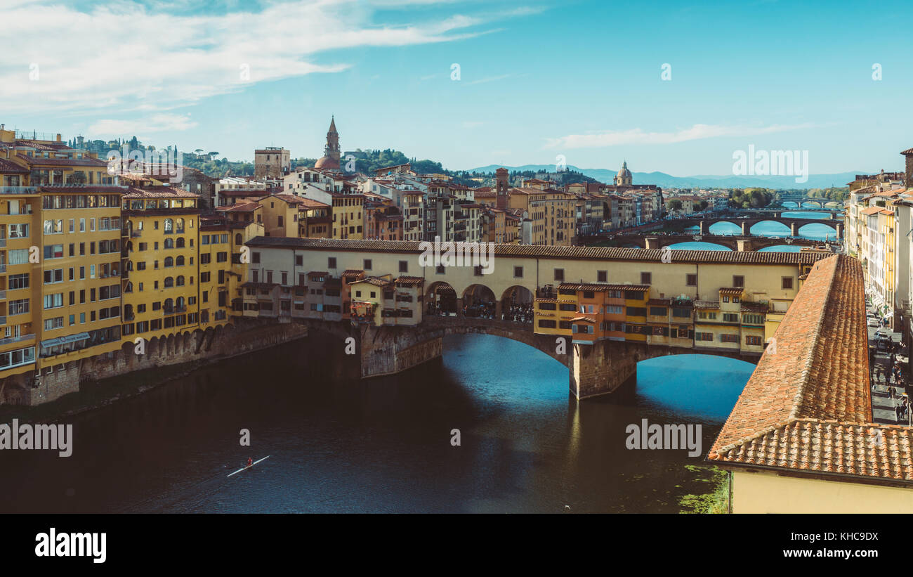 Ponte Vecchio in Florenz, Toskana, Italien von der Uffizien genommen Stockfoto