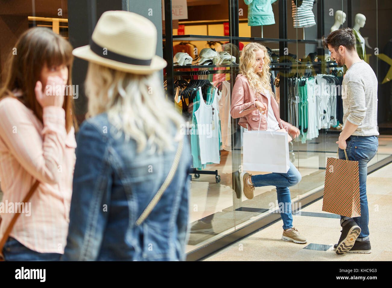 Gruppe von Teenagern mit Tüten in der Mall, während mit Small Talk Stockfoto