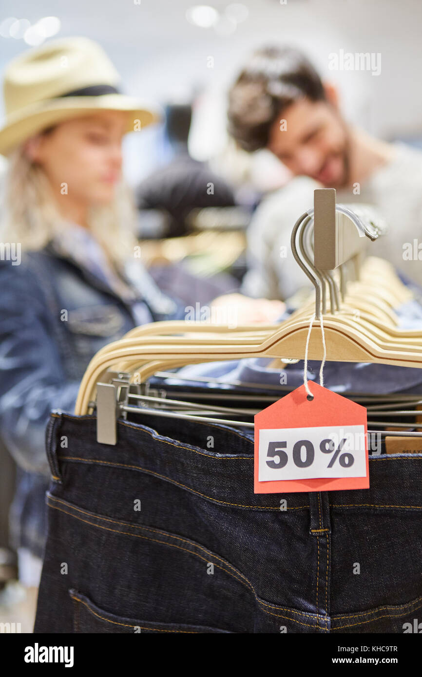Rabatt Rabatt Preis 50% Rabatt auf der Fashion Shop Stockfoto