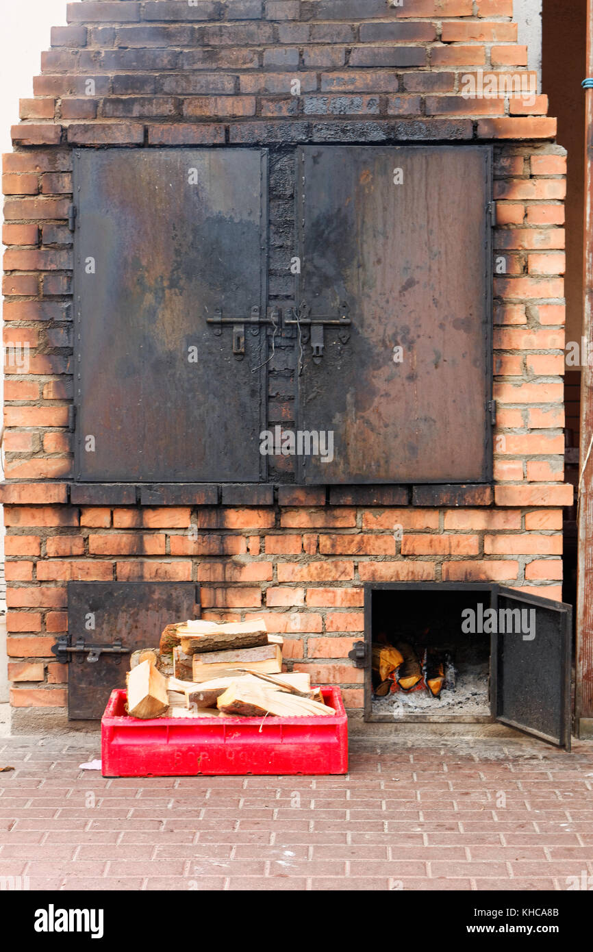 Räucherei mit Holz und Feuer Stockfoto