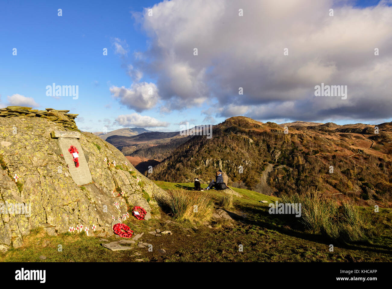 Am schönsten war Memorial auf dem Gipfel des Schloss crag im Borrowdale, Lake District, nach der jährlichen Erinnerung Sonntag service Stockfoto