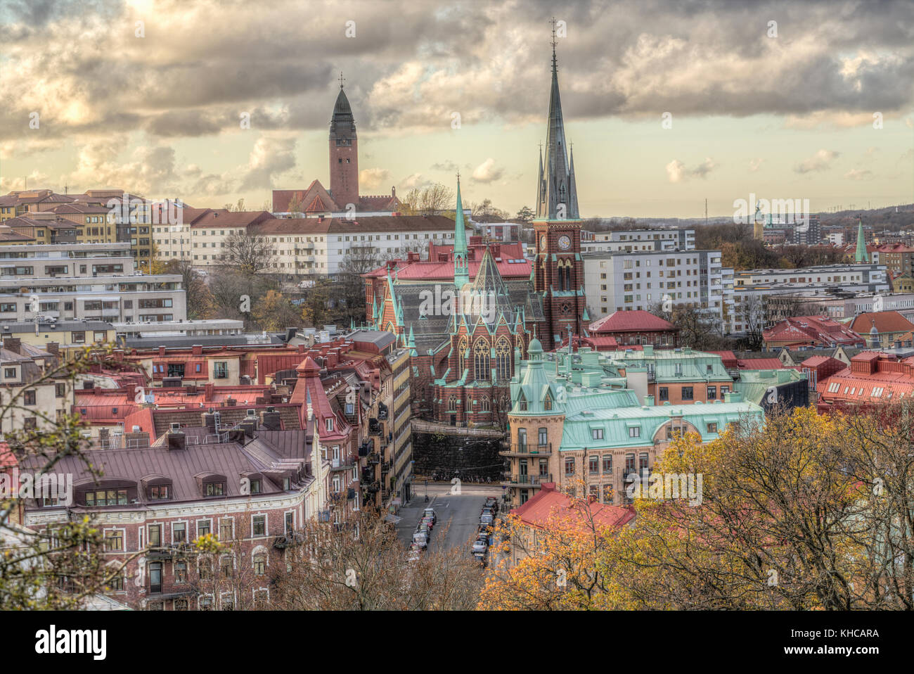 Teil der Stadt Göteborg mit zwei Kirchen 'Masthuggskyrkan' und 'Oskar Fredriks kyrka'. Stockfoto