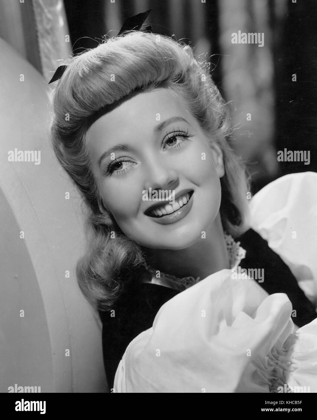 Eine Werbefotografie von Ann Sothern, einer amerikanischen Schauspielerin, die auf der Bühne, im Radio, im Fernsehen und im Film auftrat, begann ihre Karriere in den 1920er Jahren und endete in den 1980er Jahren, 1955. Stockfoto